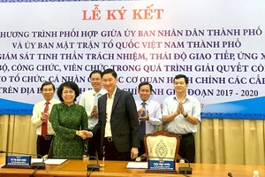 Phó Chủ tịch UBND TP Trần Vĩnh Tuyến và Chủ tịch Ủy ban MTTQ Việt Nam TPHCM Tô Thị Bích Châu ký kết quy chế phối hợp