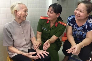 Nụ cười thân thiện của nữ trung úy Hoàng Yến (giữa) giúp lan tỏa chân tình của người chiến sĩ công an đến người dân