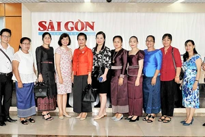 Đoàn nhà báo Campuchia đến thăm, chụp ảnh lưu niệm với đại diện Ban biên tập Báo SGGP. Ảnh: TỐNG DUY TRƯƠNG