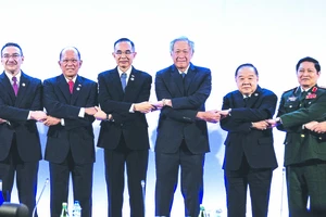 Đại tướng Ngô Xuân Lịch, Bộ trưởng Bộ Quốc phòng Việt Nam (thứ 2 từ phải qua) và các Bộ trưởng Quốc phòng ASEAN tại hội nghị
