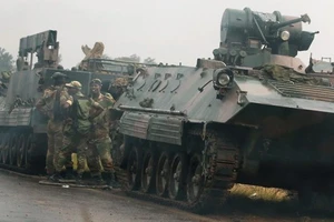 Xe tăng, xe bọc thép xuất hiện bên ngoài thủ đô Harare. Ảnh: Reuters