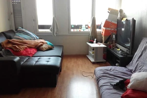 Một góc phòng khách của chủ nhà gốc Việt tại Paris trở thành nơi ngủ cho khách trọ