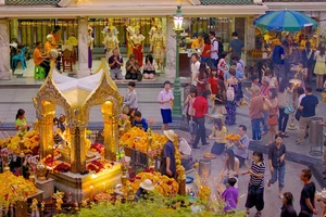 Tượng Tứ Diện Thần tại thủ đô Bangkoc là mpột trong những điểm thu hút du khách