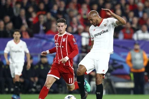 Steven N'Zonzi (phải, Sevilla) sáut bóng trước James Rodriguez (Bayern). 