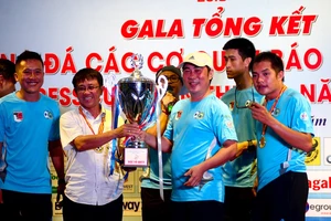 BTC trao Cúp vô địch cho CLB Phóng viên Thể thao TPHCM