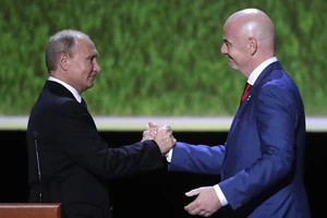 Chủ tịch FIFA Gianni Infantino (phải) và Tổng thống Nga Vladimir Putin (trái)
