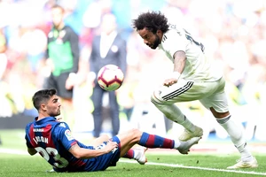 Marcelo (phải) kết thúc cơn khô hạn cho Real Madrid.