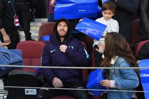 Messi thoải mái vui đùa với con trai trên khán đài.
