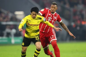 Shinji Kagawa (trái, Borussia Dortmund) đi bóng qua Jerome Boateng (Bayern)