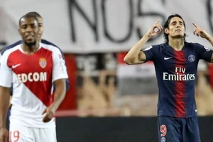 Edinson Cavani ăn mừng bàn thắng