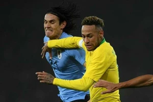 Edinson Cavani tranh bóng với Neymar