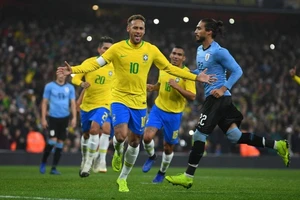 Neymar ăn mừng bàn thắng cho Brazil.