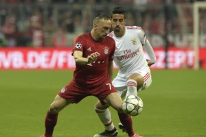 Franck Ribery (trái, Bayern) đi bóng trước Andre Almeida (Benfica)