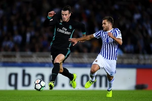 Gareth Bale bứt phá qua các hậu vệ Sociedad.