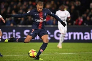 Kylian Mbappe sút bóng trước khung thành Rennes