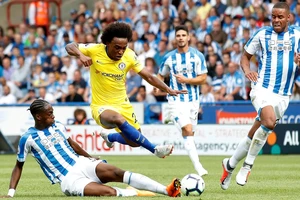 Willian đột phá qua hậu vệ Huddersfield