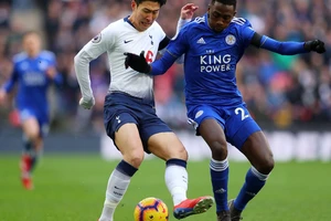 Son Heung-Min tranh bóng với hậu vệ Leicester