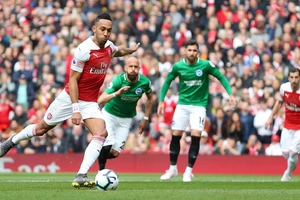 Arsenal - Brighton 1-1: Xhaka sai lầm, trao vé cho Chelsea