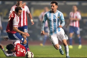 Leo Messi phá nát phòng tuyến Paraguay ở Copa 2015
