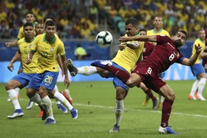 Dani Alves tung cú sút trước klhung thành Venezuela