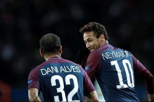 Neymar và Dani Alves luôn bên nhau như hình với bóng