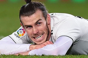 Gareth Bale vừa đá vừa nhặt tiền ở Trung Quốc