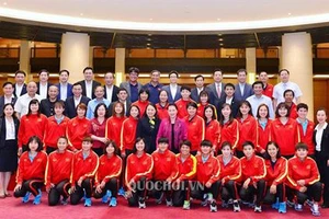 Toàn đội tuyển nữ Việt Nam, lãnh đạo VFF chụp ảnh lưu niệm với Chủ tịch Quốc Hội Nguyễn Thị Kim Ngân.
