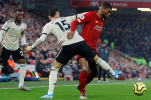 Liverpool - Man United 2-0: Van Dijk, Salah nhấn chìm Quỷ đỏ