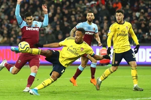 Aubameyang ghi bàn vào lưới West Ham