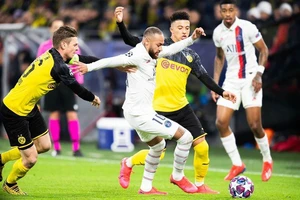 Neymar tung hoàng trước khung thành Dortmund