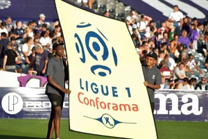 Ban tổ chức giải Ligue 1 phải vay tiền cho các CLB mượn