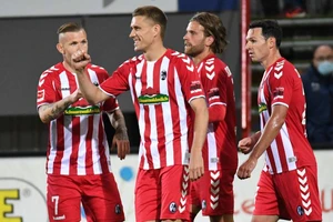 Các cầu thủ Freiburg ăn mừng bàn thắng của Nils Petersen