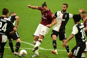 Zlatan Ibrahimovic đưa bóng vào lưới Juventus trong hiệp 1 