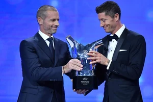 Robert Lewandowski nhận giải thưởng Cầu thủ xuất sắc nhất trong năm
