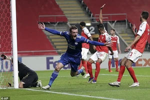 Jamie Vardy ghi bàn gỡ 3-3 trước Braga giúp Leicester đoát vé vào vòng 32 Europa League