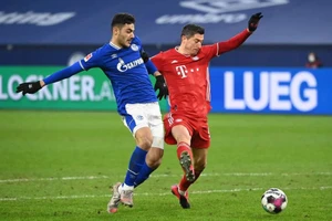 trung vệ Ozan Kabak tranh bóng với Rpobert Lewandowski của Bayern Munich