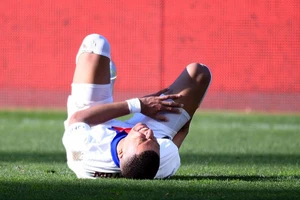 Kylian Mbappe dính chấn thương đầu gối