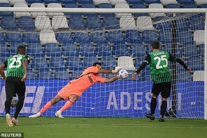 Thủ thành Gigi Buffon cản phá quả 11m của Sassuolo