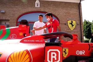 Ronaldo đến thăm trụ sở của Ferrari