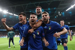 Các cầu thủ Italia ăn mừng chiến thắng
