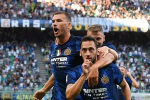 Calhanoglu và Dzeko ăn mừng bàn thắng trong trận ra mắt Inter Milan