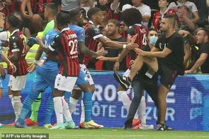 Các CĐV Nice lao xuống sân choảng nhau với cầu thủ