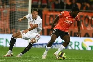 Terem Moffi (phải, Lorient) ghi bàn thắng muộn, hạ gục nhà vô địch