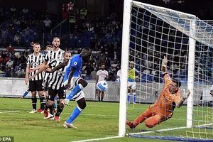 Kalidou Koulibaly ghi bàn ấn định chiến thắng cho Napoli