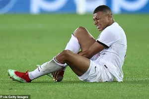 Mbappe chấn thương bàn chân buộc phải rời sân sớm