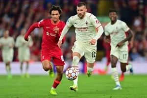 Ante Rebic vượt qua Alexandre-Arnold (Liverpool)