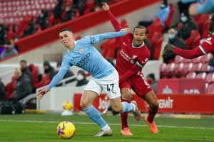 Phil Foden (Man City) tranh bóng với Thiago Alcantara