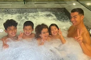 Ronaldo và 4 đưa con trong hồ bơi