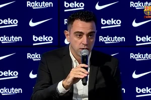 Xavi phát biểu trong buổi họp báo