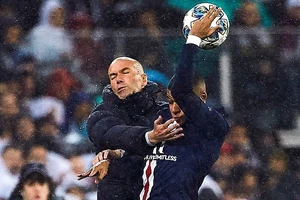 Pha va cham ở đường biên giữa Mbappe và Zidane